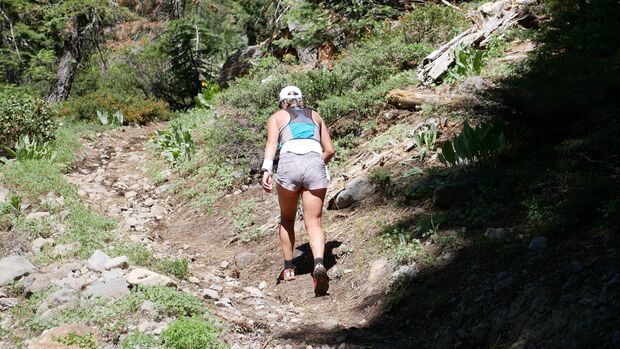  Lucy Bartholomew im Anstieg beim Western States Endurance Run. 