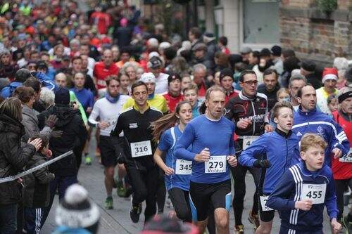 Adventslauf Zell: Im sogenannten Genießerlauf kommt im dichten Läuferfeld der Citylauf-Charakter des Zeller Raiffeisenbank-Adventslaufs voll zur Geltung.