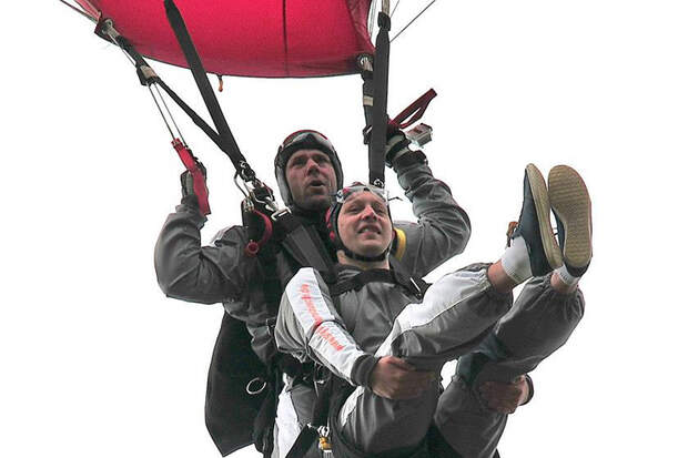 Airborne-Fit-Run Oldenburg: Vor dem Startschuss springt ein ausgeloster Teilnehmer per Tandemsprung aus 3.500 m in die Veranstaltung.