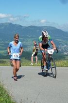 Altstädter Radlauf: Radler und Läuferin
