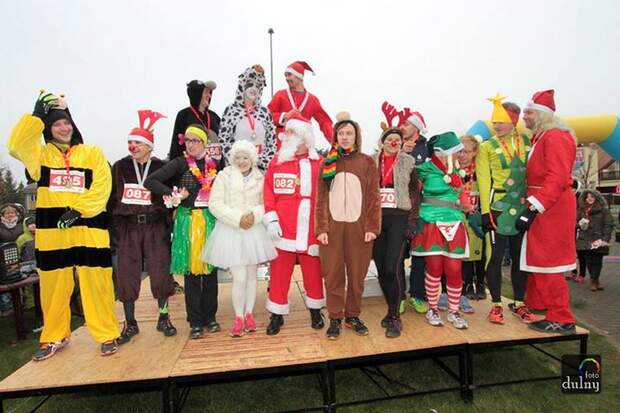 Beim Nikolauslauf in Police sind viele kostümierte Teilnehmer dabei.