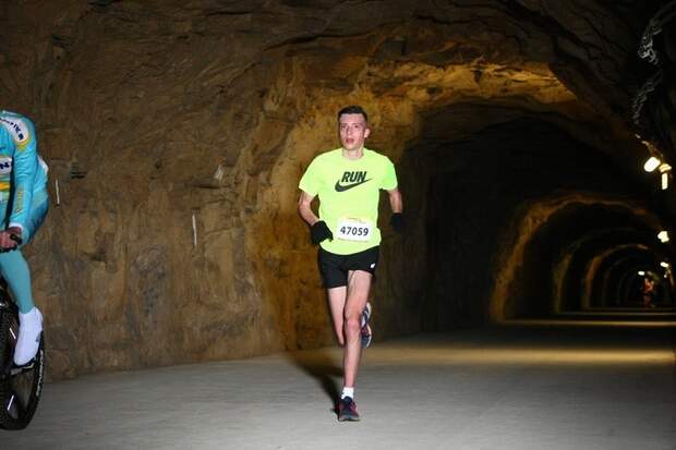 Beim Urban Trail in Luxemburg geht es auch durch Tunnel.