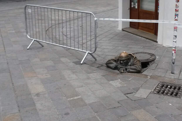 Bratislava - Cumil - der Mann, der aus dem Gullideckel schaut