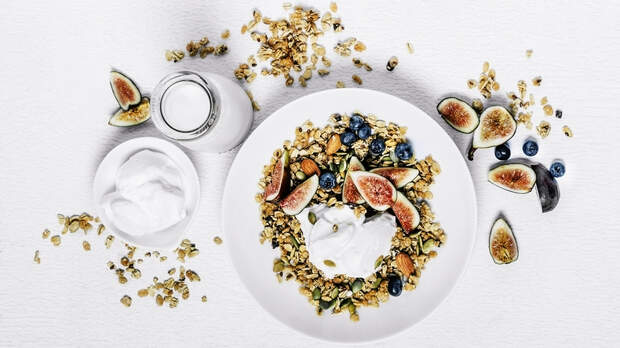 Breakfast bowl with figs and blueberries