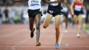 Conseslus Kipruto aus Kenia gewinnt das 3000-Meter-Hindernis-Rennen beim Diamond-League-Meeting in Zürich 2018, obwohl er unterwegs einen Spike verloren hatte. 