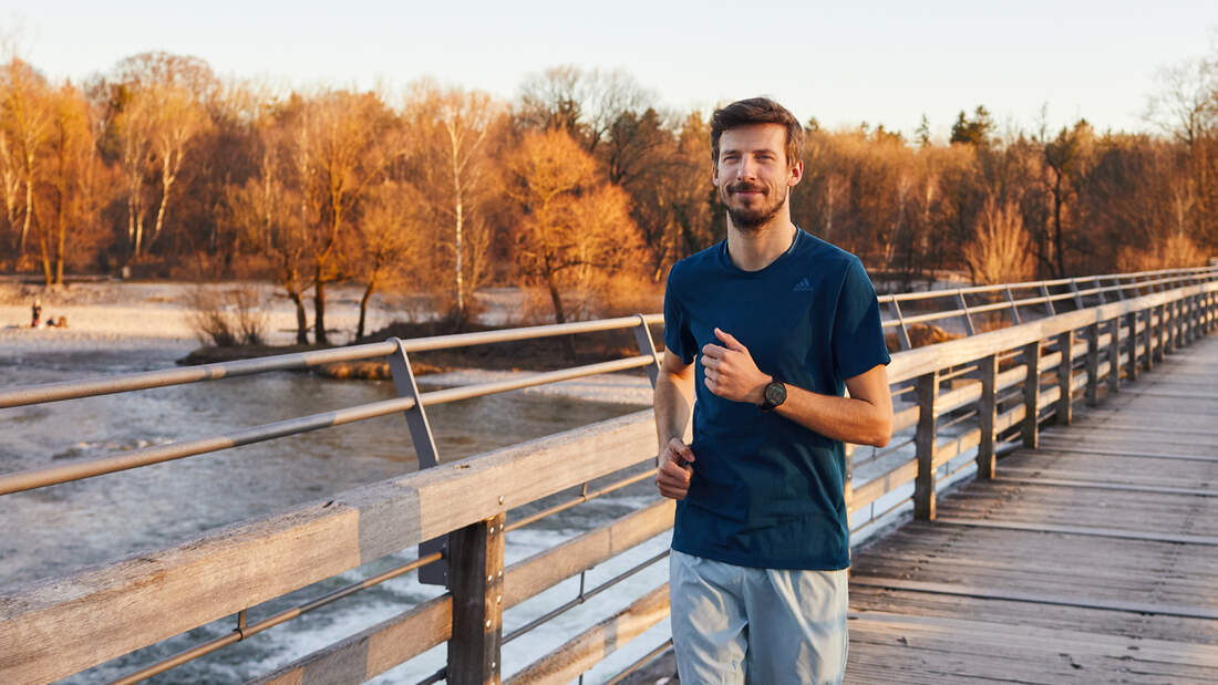 Daniel Becker läuft an der Isar