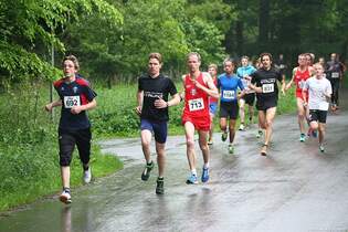Das Feld der 5-km-Läufer beim Sternchenlauf Schloss Holte-Stukenbrock