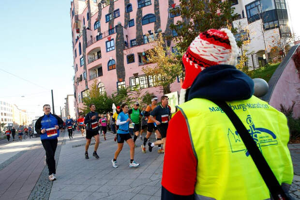 Der Magdeburg-Marathon führt vorbei am Hundertwasserhaus.