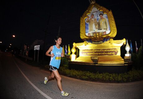 Der Startschuss zum Phuket-Marathon fiel noch vor dem Sonnenaufgang.