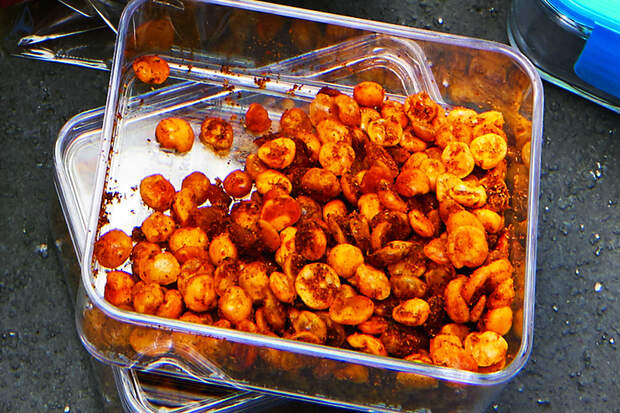 Der gesunde Snack für unterwegs: knusprige Curry-Erbsen