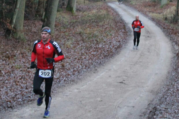 Die Laufstrecke beim Witziner Silvesterlauf führt durch den Wald.