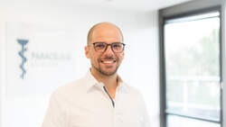 Dr. Alberto Schek