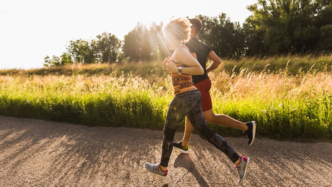 Ein Läufer und eine Läuferin trainieren gemeinsam.