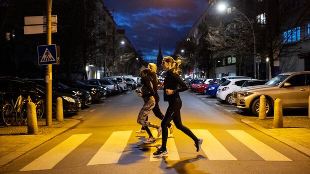 Eine Gruppe Frauen läuft nachts durch die Stadt
