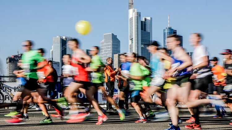 Eine Gruppe läuft in Frankfurt beim Marathon.