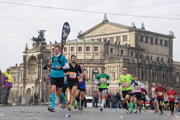 Eine schnelle Läufergruppe beim Dresden-Marathon