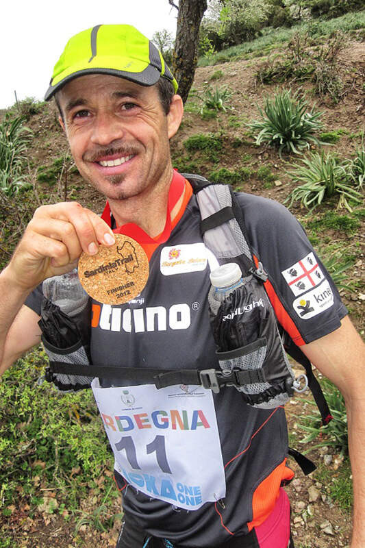 Filippo Salaris freut sich über den zweiten Platz in der Gesamtwertung beim Sardinia Trail 2012.