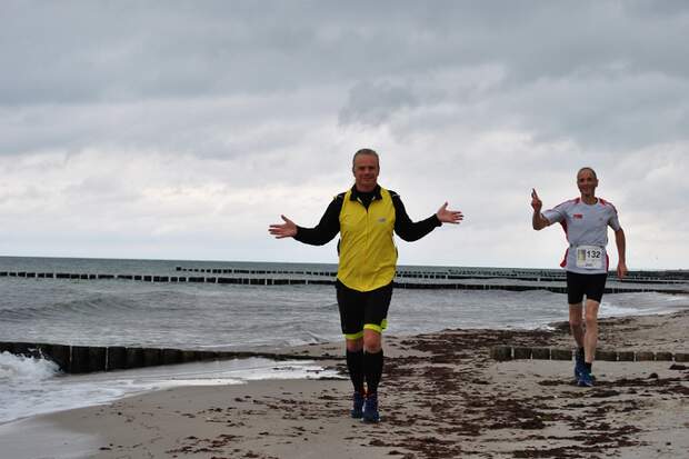 Fischland-Darß-Zingst-Ultramarathon Ribnitz-Damgarten: Läufer am Strand