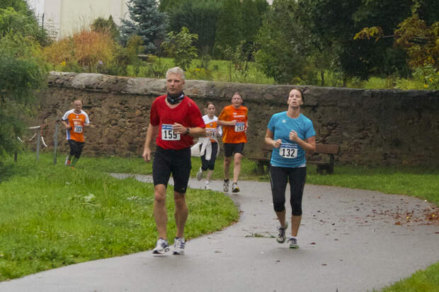 Flach und grün: Beim Döbelner Halbmarathon geht es immer entlang der Freiberger Mulde