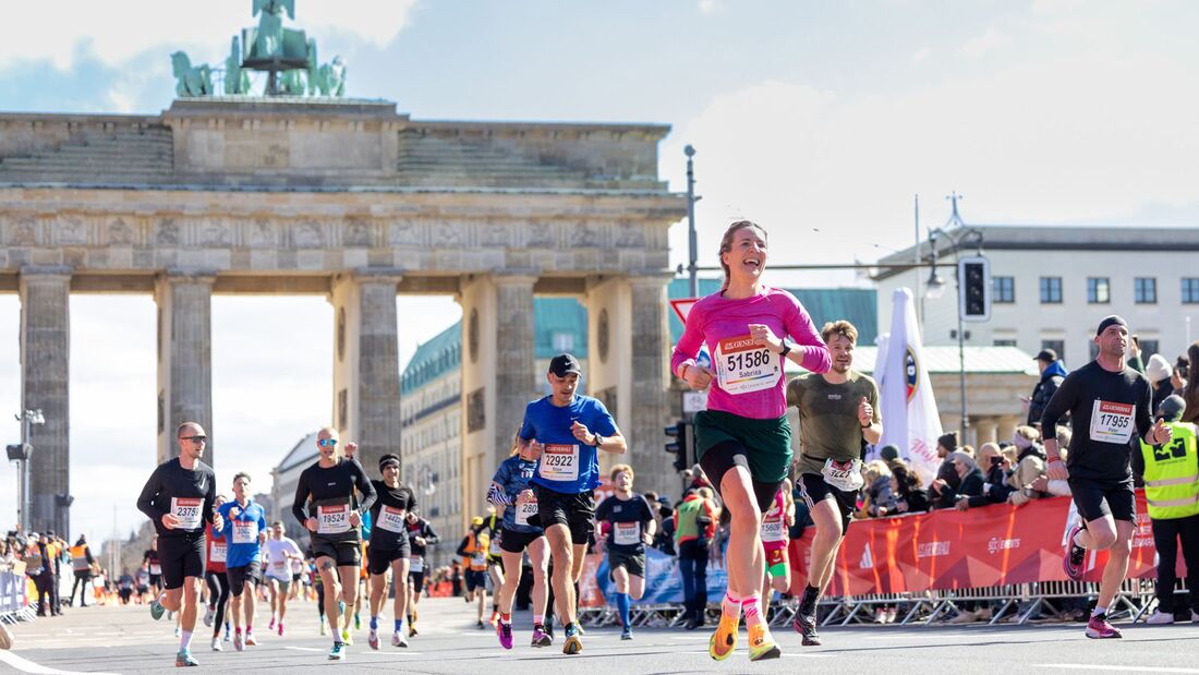 Fortgeschrittene Halbmarathonläufer beim Berliner Halbmarathon 2023
