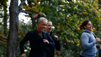 Frauen-Lauf-Special: Gruppe von glücklichen joggenden Frauen