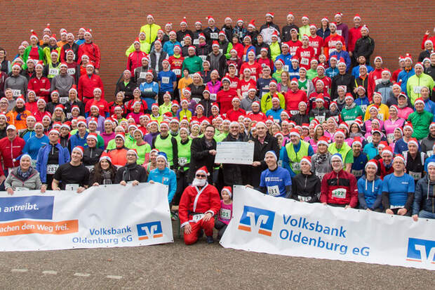 Gruppenfoto beim Aper Weihnachtsmützenlauf