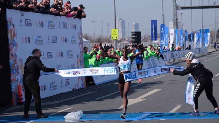 Hellen Obiri beim Istanbul-Halbmarathon 2022
