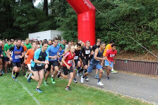 Hirschfelder Scratolauf: Start 11,8-km-Lauf und 5-km-Lauf