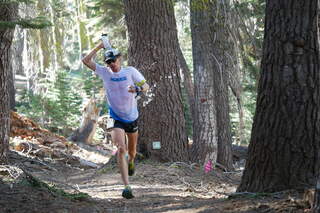 Jim Walmsley kühlt sich bei seinem Lauf zum Streckenrekord beim Western States Endurance Run 2019 ab. 