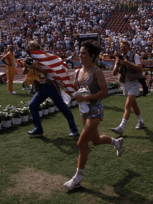 Joan Benoit nach ihrem Sieg beim ersten olympischen Frauen-Marathon 1984
