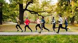 Joggen vs. Laufen – die kleinen Unterschiede. Eine Laufgruppe in einem Park.