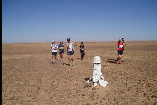 Kleine Läufergruppe beim Sahara-Marathon