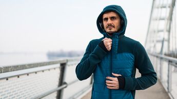 Läufer mit Kapuzenjacke: Schamgefühl beim Laufen