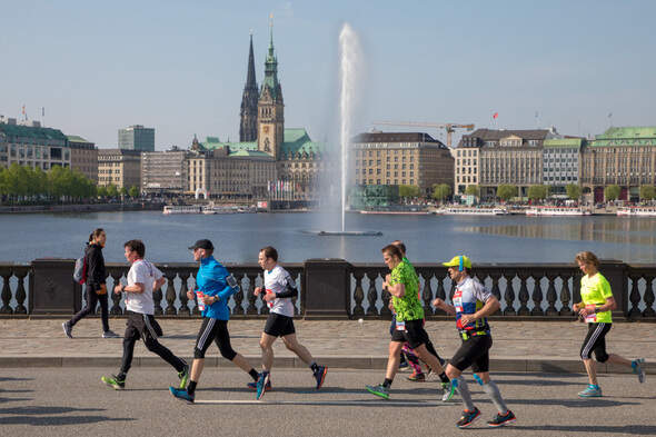 Läufer vor der Alster beim Marathon Hamburg