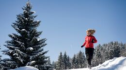 Läuferin in verschneiter Landschaft