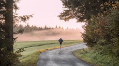 Langer Lauf am Morgen in der Natur