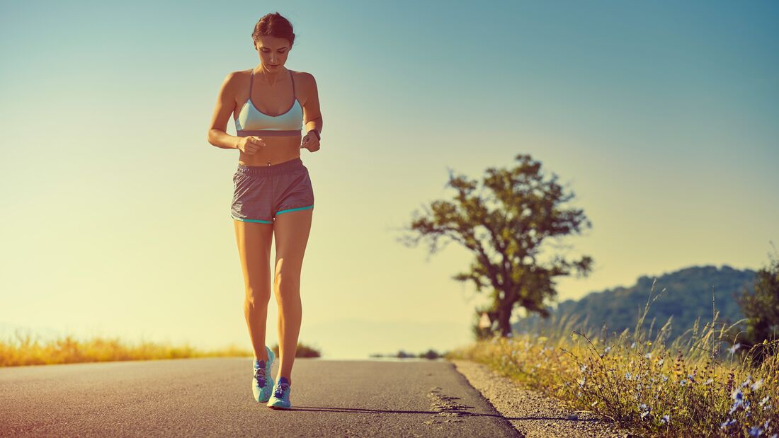 Laufen bei Hitze: Eine Läuferin trainiert morgens bei bereits hohen Temperaturen