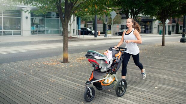 Laufen mit Kinderwagen mit Sitzadapter und Babyschale