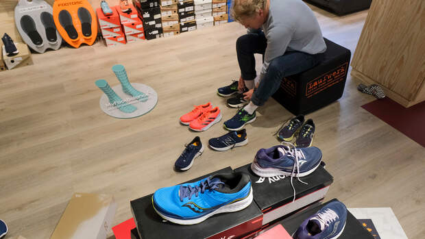 Laufschuh-Anprobe im Laufladen