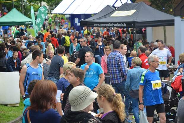 Laufsport und großes Fest zugleich: Der Seelbach-Schwarzwald-Sonnwendlauf lockt jährlich über 3000 begeisterte Zuschauer in den historischen Luftkurort im Schuttertal. Ein Spektakel für die ganze Familie!