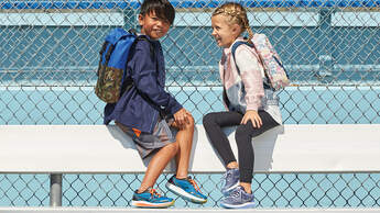 Mädchen und Junge mit Kinderlaufschuhen