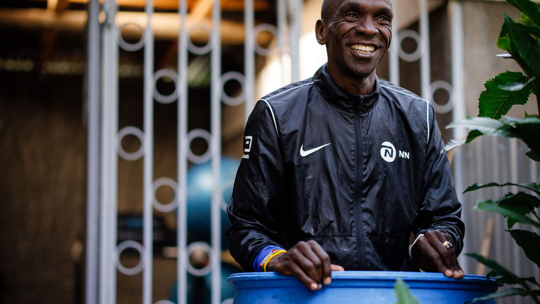 Marathon-Weltrekordler Eliud Kipchoge in der Eistonne