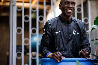 Marathon-Weltrekordler Eliud Kipchoge in der Eistonne