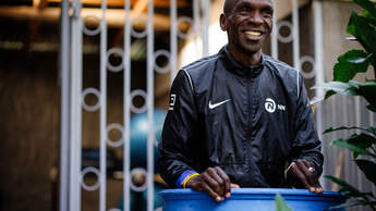 Marathon-Weltrekordler Eliud Kipchoge in der Eistonne
