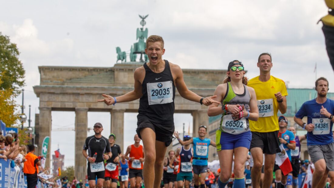 Marathonläufer jubelt vorm Brandenburger Tor