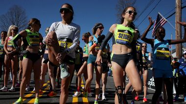 Molly Seidel im Frauenfeld vor dem Start des Boston-Marathons 2022