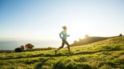 Nachhaltigkeit beim Laufen; Läuferin in der Natur