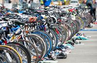 Räder und Ausrüstung in einer Triathlon-Wechselzone
