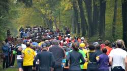 Refrather Herbstlauf: Über 600 Läufer aus dem ganzen Rheinland an der Schutzhütte „Am Dicken Stock“ erwartet.