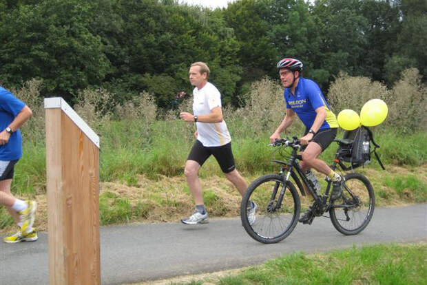 Regionalpark-Staffellauf Heusenstamm: Staffelläufer mit Fahrradbegleitung